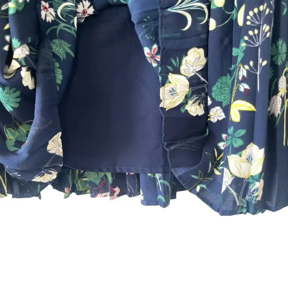 LOFT Blue Floral skirt Size 2 pleated flowy